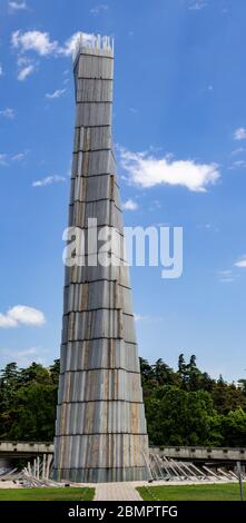 13 juillet 2019 - Tbilissi, Géorgie - la place des héros a été construite pour honorer la vie perdue dans les conflits militaires. Il se compose d'une grande tour inscrite avec n Banque D'Images