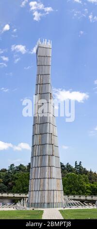 13 juillet 2019 - Tbilissi, Géorgie - la place des héros a été construite pour honorer la vie perdue dans les conflits militaires. Il se compose d'une grande tour inscrite avec n Banque D'Images