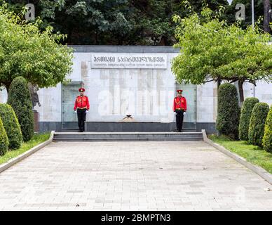 13 juillet 2019 - Tbilissi, Géorgie - la place des héros a été construite pour honorer la vie perdue dans les conflits militaires. Il se compose d'une grande tour inscrite avec n Banque D'Images