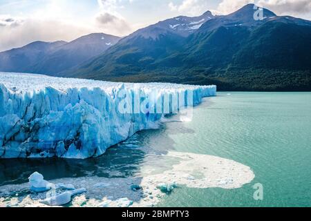Glace s'écrasée dans l'eau au glacier Perito Moreno dans le parc national de Los Glaciares près d'El Calafate, Patagonia Argentine, Amérique du Sud.
