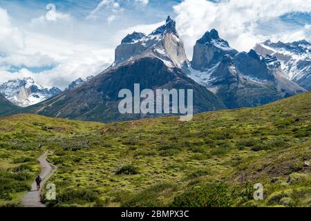 Randonneur dans le parc national Torres del Paine au Chili avec les montagnes emblématiques Cuernos del Paine en arrière-plan, Patagonie, Amérique du Sud. Banque D'Images