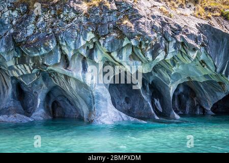 Les grottes de marbre (en espagnol : Cuevas de Marmol), une série de grottes naturellement sculptées dans le lac général Carrera au Chili, en Patagonie, en Amérique du Sud. Banque D'Images