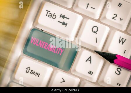 Vulnérabilité d'écriture de texte manuscrite. Photo conceptuelle État d'être exposé à la possibilité d'être attaqué Banque D'Images