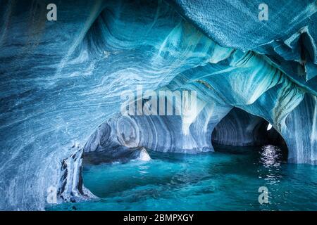 Les grottes de marbre (en espagnol : Cuevas de Marmol), une série de grottes naturellement sculptées dans le lac général Carrera au Chili, en Patagonie, en Amérique du Sud. Banque D'Images