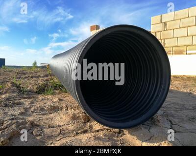 Tuyau annelé de drainage en plastique PVC noir perforé pour la canalisation d'eau Banque D'Images