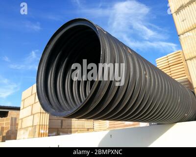 Tuyau annelé de drainage en plastique PVC noir perforé pour la canalisation d'eau Banque D'Images