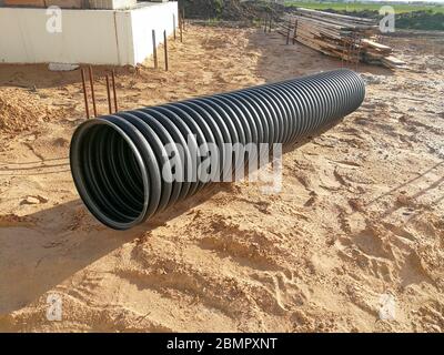 Tuyau annelé de drainage en plastique PVC noir perforé pour la canalisation d'eau Banque D'Images