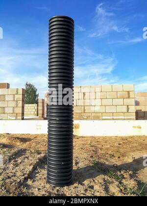 Tuyau annelé de drainage en plastique PVC noir perforé pour la canalisation d'eau Banque D'Images