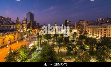 Plaza de Armas place au crépuscule à Santiago, la capitale et la plus grande ville du Chili, en Amérique du Sud. Banque D'Images