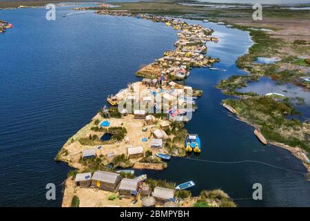 Vue aérienne des îles flottantes d'Uros sur le lac Titicaca, le plus haut lac navigable du monde, au Pérou, en Amérique du Sud. Banque D'Images