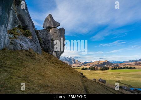 Paysage de montagne avec des montagnes enneigées et des collines verdoyantes avec des rochers et des rochers. Paysage de la campagne de Castle Hill, Nouvelle-Zélande Banque D'Images