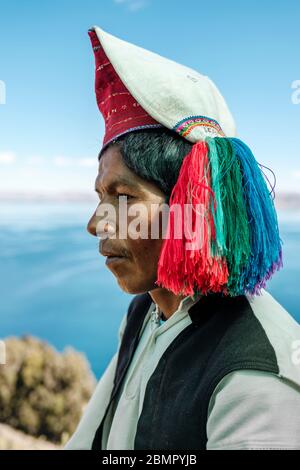 Portrait en tête d'Isla Taquile épousa un autochtone quechua portant un chapeau traditionnel, île Taquile, lac Titicaca, Pérou Banque D'Images