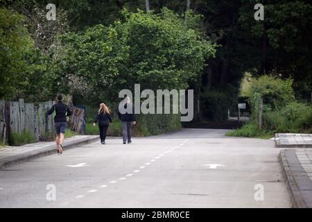 Noreña, ESPAGNE: Plusieurs personnes marchent pendant le 58e jour de l'état d'alarme en Espagne, à Noreña, Espagne le 10 mai 2020. (Photo d'Alberto Brevers/Pacific Press) crédit: Pacific Press Agency/Alay Live News Banque D'Images