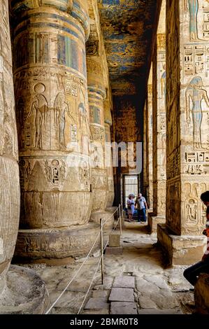 Vue du nord à travers les colonnes de la deuxième cour portique dans le temple de Ramses III à Medinet Habu Banque D'Images