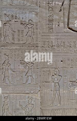 Ancien relief égyptien en contrebas représentant diverses divinités, sculpté sur le mur du temple de Hathor dans le complexe du temple de Dendera Banque D'Images