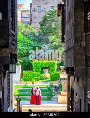 Vue sur les jardins du musée de Gayer Anderson depuis les vieilles portes de l'entrée principale Banque D'Images