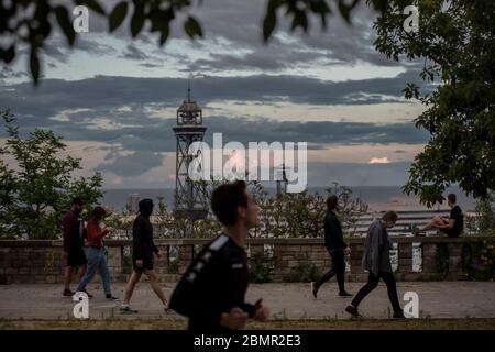 Barcelone, Espagne. 10 mai 2020. 10 mai 2020, Barcelone, Catalogne, Espagne - les gens s'exercent dans les jardins Montjuic de Barcelone pendant que le soleil se couche. Les décès quotidiens liés au coronavirus en Espagne tombent à 143, le chiffre le plus bas depuis mars 18. Credit:Jordi Boixareu/Alamy Live News Banque D'Images