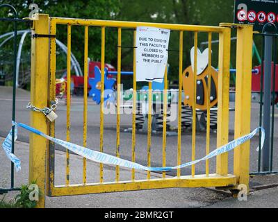 La porte verrouillée d’une aire de jeux pour enfants a été fermée pendant le confinement de Covid 19 en 2020 Banque D'Images