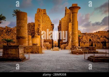 Première cour et kiosque du roi Nubien Taharqa au temple de Karnak Banque D'Images