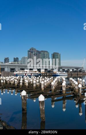 Melbourne Docklands City Scape avec quai, bateaux et bâtiments modernes Banque D'Images