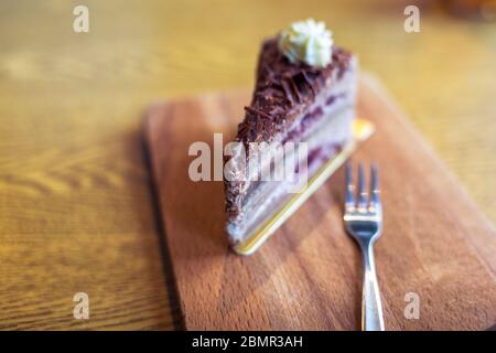 Gros plan sur un délicieux gâteau aux baies et une fourchette. Dessert sucré Banque D'Images