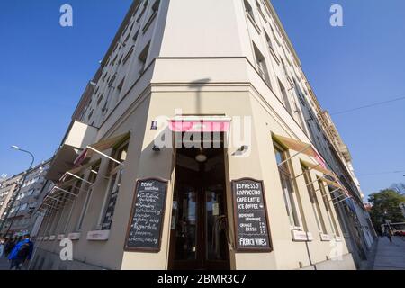 PRAGUE, TCHÉQUIE - 31 OCTOBRE 2019: Dépanneur tchèque dans le centre de Prague. Également appelés Potraviny, ces dépanneurs sont typiques Banque D'Images