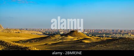 Paysage du désert sur le plateau de Giza avec le ciel du Caire en arrière-plan Banque D'Images