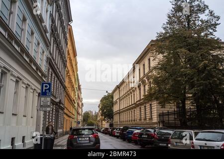 PRAGUE, RÉPUBLIQUE TCHÈQUE - 2 novembre, 2019 : rue typique du quartier de Zizkov, à l'automne, lors d'un après-midi nuageux, avec son architecture austro hongrois typique Banque D'Images