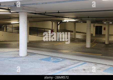 Vider les garages de stationnement pendant la pandémie de COVID-19. Banque D'Images