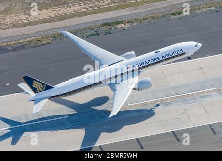 Boeing 777 de Singapore Airlines au départ de la piste de l'aéroport international LAX. Vue aérienne du jet B777 ou 77W en partant d'une vue aérienne en angle élevé. Banque D'Images