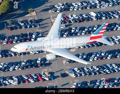 American Airlines Boeing 777 vu d'en haut sur le parking international de l'aéroport. Demande de transport aérien. Compagnie aérienne américaine B777. Avion volant. Banque D'Images