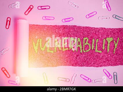 Vulnérabilité liée à l'écriture manuscrite. Photo conceptuelle État d'être exposé à la possibilité d'être attaqué Banque D'Images