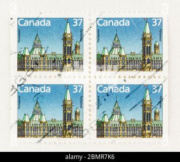 SEATTLE WASHINGTON - le 10 mai 2020 : timbre canadien définitif de 1987 cents de 37 portant sur les édifices du Parlement à Ottawa. Scott # 1163 Banque D'Images