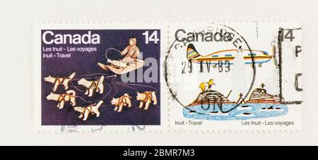 SEATTLE WASHINGTON - 10 mai 2020 : deux timbres de 14 cents mettant en vedette l'art inuit sur l'affranchissement canadien de 1978. Scott # 772 et 771 Banque D'Images