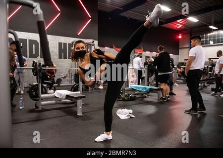 Cologne, Allemagne. 11 mai 2020. Une femme avec un protège-bouche s'entraîne dans un studio de fitness de la chaîne McFit. À NRW, les premiers studios de fitness ont rouvert après leur pause corona dans la nuit du lundi au lundi. Crédit : Marius Becker/dpa/Alay Live News Banque D'Images