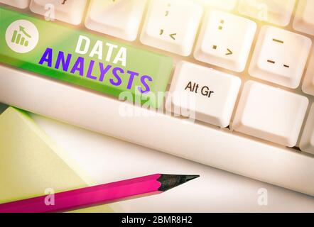 Note d'écriture montrant les analystes de données. Le concept métier de conception et de création de rapport par le programmeur identifie les modèles Banque D'Images