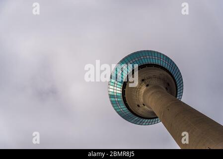 Tour de télécommunications Rheinturm à Düsseldorf sur fond de ciel nuageux. Banque D'Images