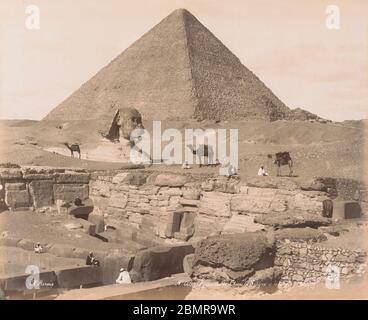 Impression d'albumine d'argent du sphinx et de la Grande Pyramide de Gizeh, vers 1885, par H Arnoux Banque D'Images