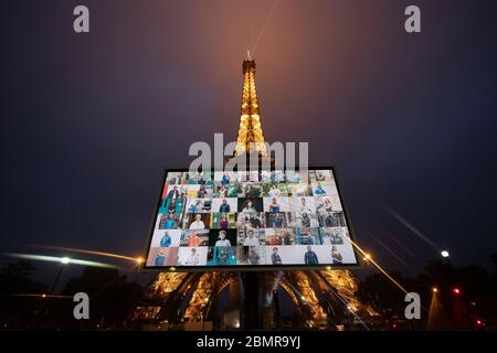 Paris, France. 10 mai 2020. Des portraits de représentants de groupes professionnels mobilisés pendant la pandémie COVID-19 sont présentés lors d'un hommage sur un écran géant devant la Tour Eiffel à Paris, France, le 10 mai 2020. Crédit : Jack Chan/Xinhua/Alay Live News Banque D'Images