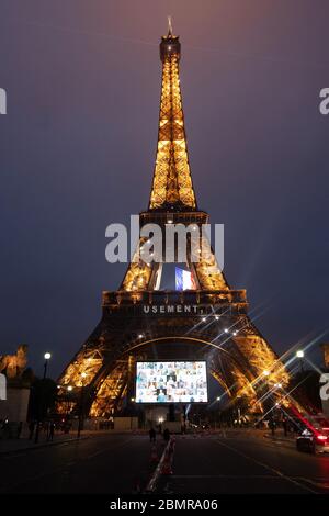 Paris, France. 10 mai 2020. Des portraits de représentants de groupes professionnels mobilisés pendant la pandémie COVID-19 sont présentés lors d'un hommage sur un écran géant devant la Tour Eiffel à Paris, France, le 10 mai 2020. Crédit : Jack Chan/Xinhua/Alay Live News Banque D'Images