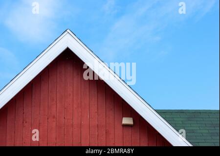 Old Red log barn a connu des jours meilleurs. La détérioration de la  toiture, chalet et peindre toutes les donner un look de baisse générale à  ce classique de western barn Photo