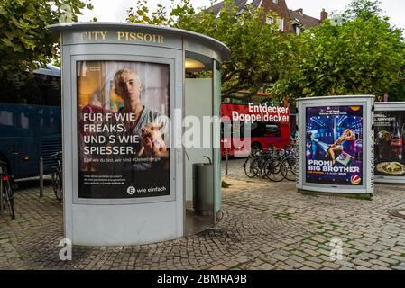 Düsseldorf, Allemagne - 11 août 2019 : pissoir de ville ouverte Banque D'Images