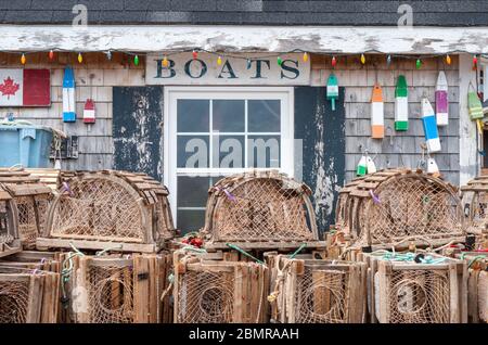 Casiers à homard empilés devant un cabane de pêcheur pittoresque, près des quais. Port de North Rustico, Île-du-Prince-Édouard, Canada Banque D'Images