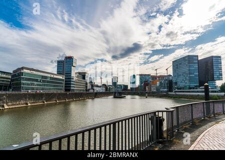 Vue sur le quartier des médias de Medienhafen à Düsseldorf, Allemagne. Banque D'Images