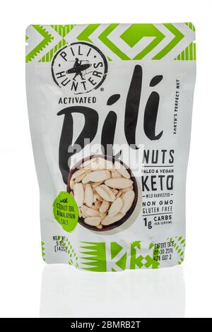 Winneconne, WI - 5 mai 2020 : un paquet de pili chasseurs de noix sur un fond isolé Banque D'Images