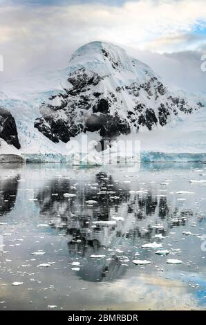 Matin immaculé, frais et calme à Icy Neko Harbour, Antarctique Banque D'Images