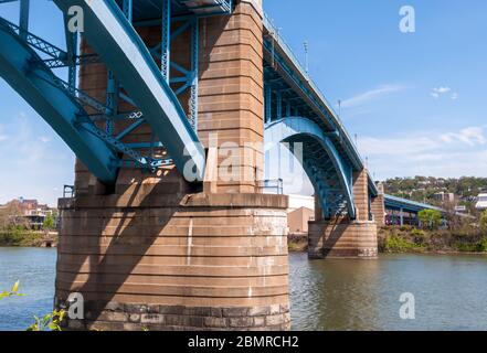Le dessous du pont de la 31e rue qui s'étend sur la rivière Allegheny lors d'une journée ensoleillée de printemps, Pittsburgh, Pennsylvanie, États-Unis Banque D'Images