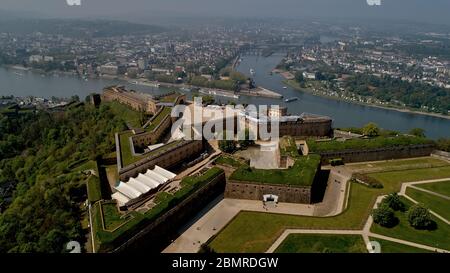 Koblenz, Allemagne. 30 avril 2020. La forteresse d'Ehrenbreitstein, la plus grande partie de la forteresse de Coblence, est située au-dessus du Rhin avec une vue sur la ville et les Deutsches Eck au confluent du Rhin et de la Moselle. (Vue aérienne avec un drone) Koblenz veut raviver l'une des fortifications autrefois les plus importantes d'Europe. Environ 20 forteresses, forts et reboubts forgent autrefois un anneau de 14 kilomètres autour de la ville au confluent des rivières du Rhin et de la Moselle. (À dpa: Grande forteresse Koblenz se réveille de son sommeil) Credit: Thomas Frey/dpa/Alay Live News Banque D'Images