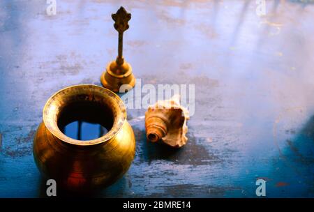 Gros plan Still Life of Antique Holi pot d'eau et cloche et Conch Shell sur un sol rustique. Foi, Tradition, spiritualité, prière, symboles de paix et R Banque D'Images