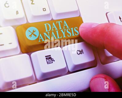 Signe texte montrant l'analyse des données. Texte photo d'affaires à traduire les chiffres de prévision Conclusion analytique Banque D'Images